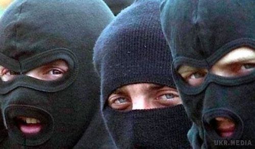  30 чоловіків у військовій формі захопили адмінбудівлю під Одесою. Тимчасово виконувачка обов'язків голови селищної ради Затоки Наталія Вернигора заявила, що в понеділок, 27 березня, близько 30 осіб у військовій формі захопили будівлю місцевої поліції, а також селищної ради. 
