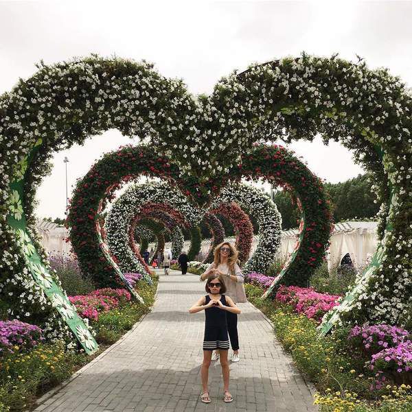 Віра Брежнєва влаштувала сімейні канікули в Дубаї. Весняні канікули зіркові дочки проведуть разом з бабусею в ОАЕ.