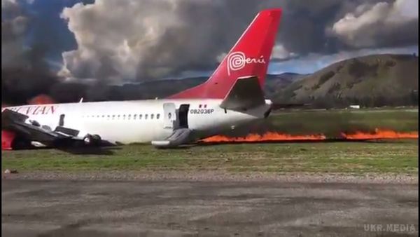 У Перу під час приземлення загорівся пасажирський літак. На борту літака Boeing 737 перебували близько 140 осіб.