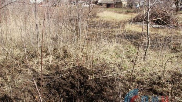 У мережі показали наслідки обстрілу передмістя Луганська (ФОТО). Луганські сепаратисти заявили про обстріл селища Червоний Яр.