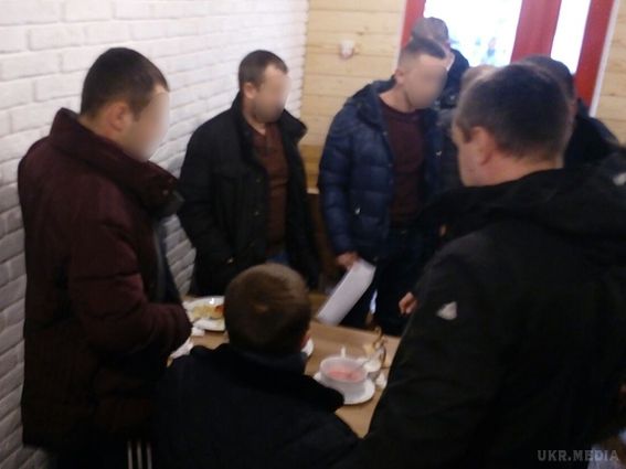 Чотирьом поліцейським загрожує 15 років в'язниці за створення ОЗГ на Львівщині. За клопотанням прокуратури обвинуваченим обрано запобіжний захід у вигляді утримання під вартою.