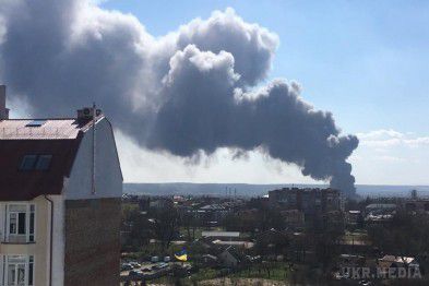 На Прикарпатті горять склади меблевої фабрики, місцеві мешканці чули вибухи. Про це повідомляє прес-служба ДержНС