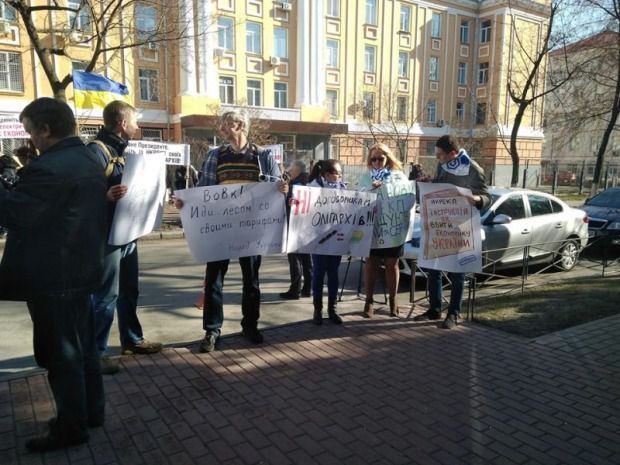 Під НКРЕКУ проходить акція протесту (фото, відео). Люди протестують проти введення абонплати за транспортування газу.