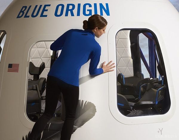 Показано інтер'єр капсули New Shepard для космічного туризму. Величезні ілюмінатори в кабіні капсули New Shepard компанії Blue Origin зроблені з розрахунку по одному на кожне з шести пасажирських місць, що повинно забезпечити прекрасний огляд для туристів.