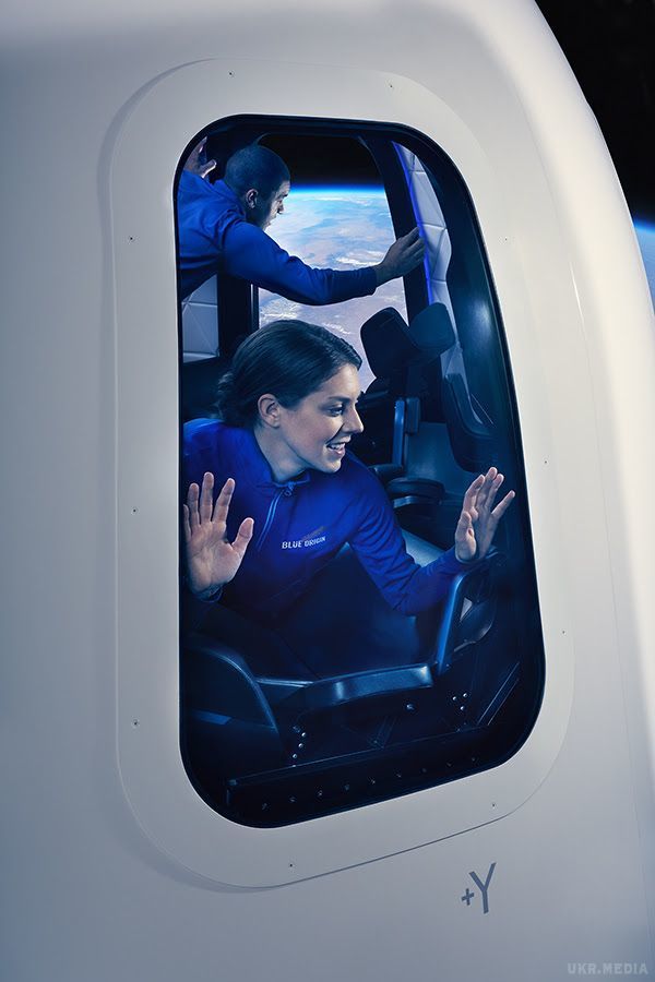 Показано інтер'єр капсули New Shepard для космічного туризму. Величезні ілюмінатори в кабіні капсули New Shepard компанії Blue Origin зроблені з розрахунку по одному на кожне з шести пасажирських місць, що повинно забезпечити прекрасний огляд для туристів.
