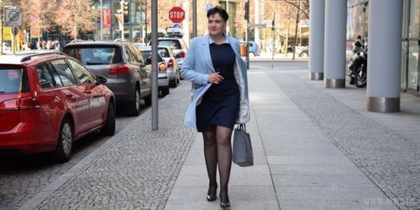 Савченко в сукні і на підборах відвідала Берлін. Народний депутат України Надія Савченко вразила новим жіночним чином.