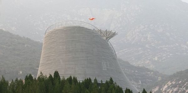 Підкорили повітря: храм "літаючих" ченців (Фото). Ця крихітна помаранчева фігура, що летить над футуристичної структурою на вершині гори Суншань в Китаї - дійсно монах, хоча літає він зовсім не за допомогою медитації.