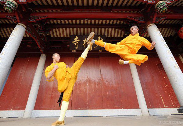Підкорили повітря: храм "літаючих" ченців (Фото). Ця крихітна помаранчева фігура, що летить над футуристичної структурою на вершині гори Суншань в Китаї - дійсно монах, хоча літає він зовсім не за допомогою медитації.