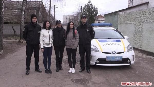 У Житомирі дві студентки затримали грабіжника, що напав на пенсіонерку (відео). У поліції вручили хоробрим дівчатам подяки і запросили Ілону і Карину до себе на службу.