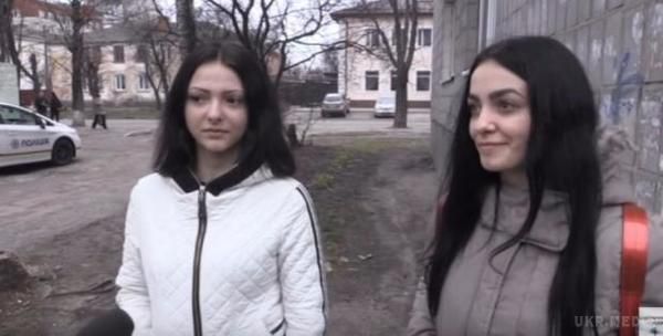 У Житомирі дві студентки затримали грабіжника, що напав на пенсіонерку (відео). У поліції вручили хоробрим дівчатам подяки і запросили Ілону і Карину до себе на службу.