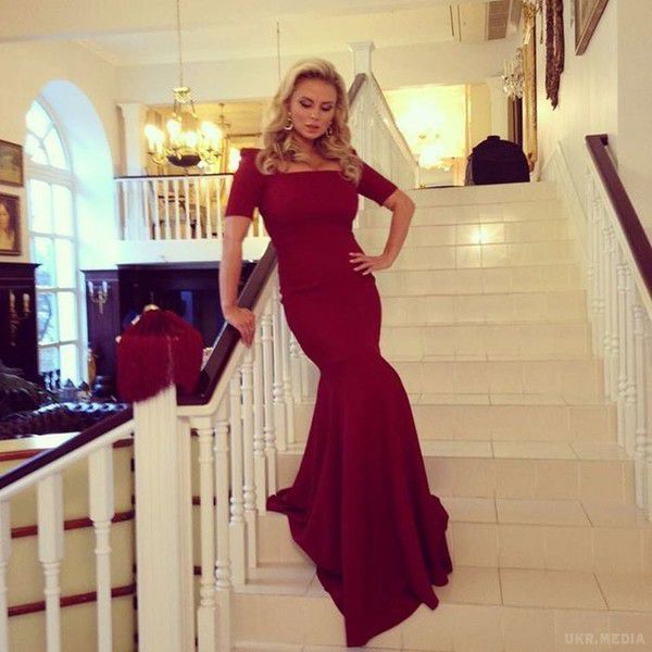Анна Семенович викинула спокусливу фотографію в Instagram. Багато передплатників  під постом коментували, що у співачки досконала фігура і шикарні ніжки. 