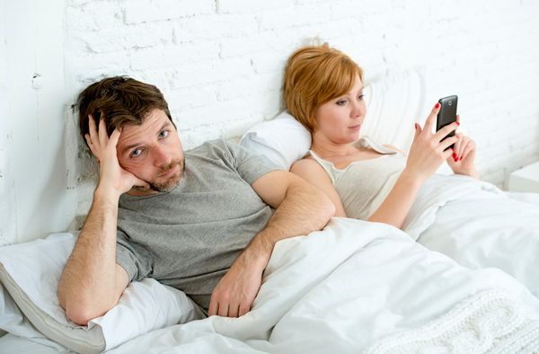 Телефон замінив вам чоловіка? Є способи щоб це перевірити. Зізнайтеся, куди ви дивитеся частіше: в очі коханого або на екран телефону? 