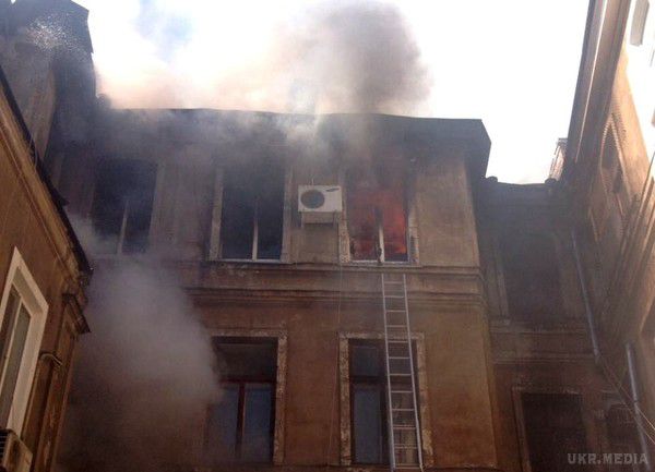Потужна пожежа в Одесі: з палаючого будинку врятували пенсіонерку і собак (фото, відео). Причини пожежі поки невідомі і наразі встановлюються.