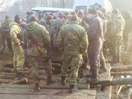 Верх нахабства. Янтарна мафія зруйнувала міст і заблокувала поліцейських (+відео). У Володимирецькому районі Рівненської області добувачі бурштину заблокували підрозділ поліції і розвалили міст.