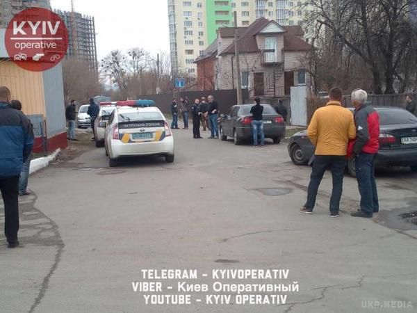 У Дніпровському районі Києва поліція затримала автозлодіїв (фото). Зловмисників доставили до управління поліції. Усі затримані - громадяни іншої держави. 