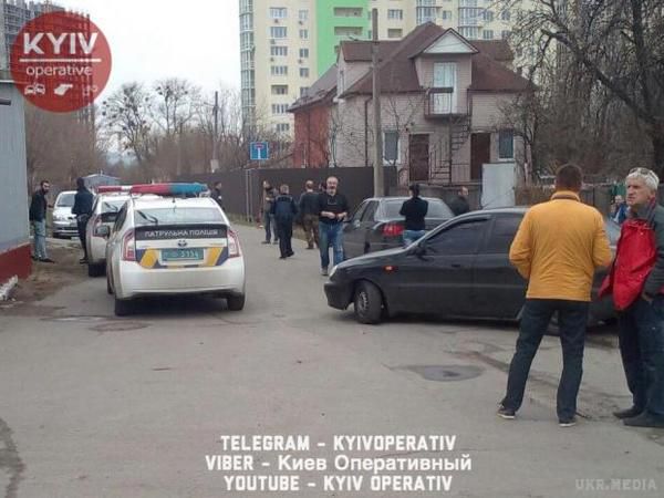 У Дніпровському районі Києва поліція затримала автозлодіїв (фото). Зловмисників доставили до управління поліції. Усі затримані - громадяни іншої держави. 