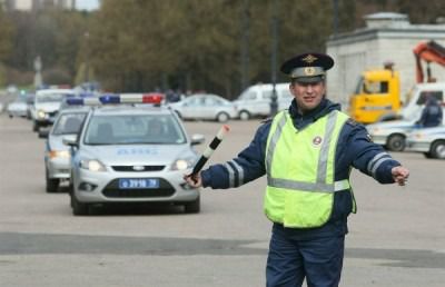 У Москві затримали весільний кортеж за стрілянину і порушення ПДР. Весільний кортеж у Москві заблокував рух. Першим був білий автомобіль «Роллс-ройс». У ньому знаходилися молодята.
