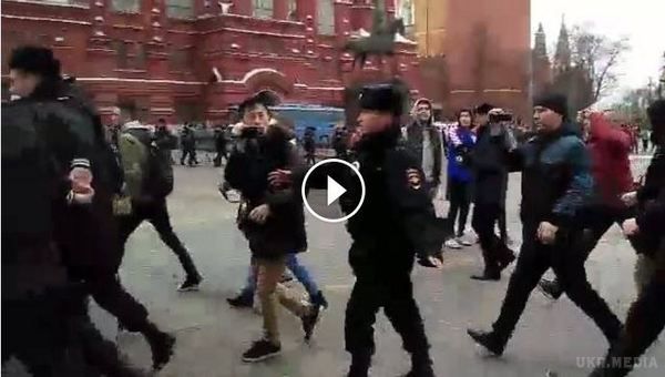 Кремлівські провокатори нападають на підлітків у центрі Москви. Опубліковані перші кадри зі столиці РФ.