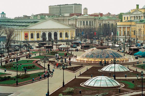 У Москві ОМОН перекрив Манежну площу, почалися затримання. Манежну площу в центрі Москви перекрили металевими загородженнями