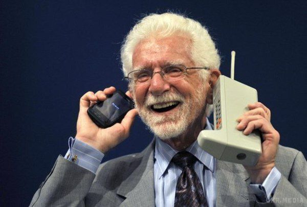 3 квітня 1973 рік. Мартін Купер явив світові своє дітище - перший у всесвіті мобільний телефон.
