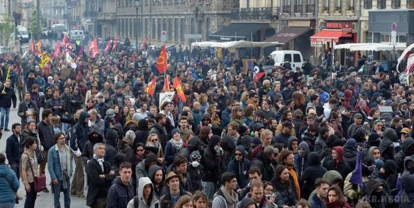 У Франції тисяча людей вийшли на акцію проти Ле Пен. У французькому місті Бордо більше 1 тис. людей вийшли з акцією протесту проти мітингу, на якому виступала кандидат у президенти Франції Марін Ле Пен.