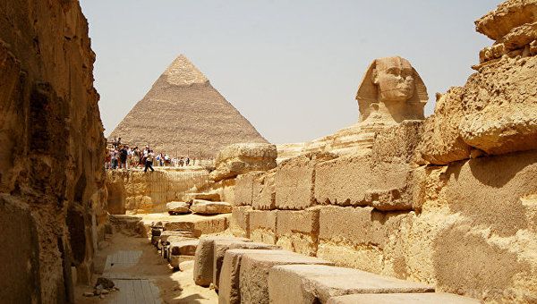 В Єгипті знайшли невідому раніше піраміду. Єгипетські археологи виявили в районі Дахшуре під Каїром залишки стародавньої піраміди, ймовірно, часів XIII династії фараонів (XVIII — XVII століття до нашої ери).