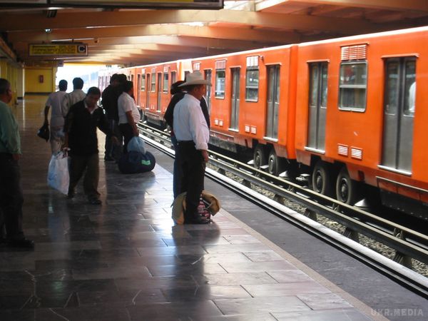 У Мексиканському метро з'явилися крісла з імітацією чоловічого тіла з пенісом (ВІДЕО). У метро Мехіко з'явилося сидіння з пенісом. 