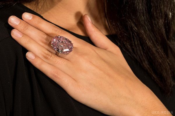 У Гонконзі величезний рожевий діамант продали за рекордну суму. На аукціоні sotheby's встановили світовий рекорд вартості для дорогоцінних каменів. 