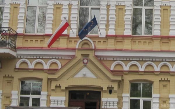 В Україні знову запрацювали польські консульства. Охорона консульських установ посилена.