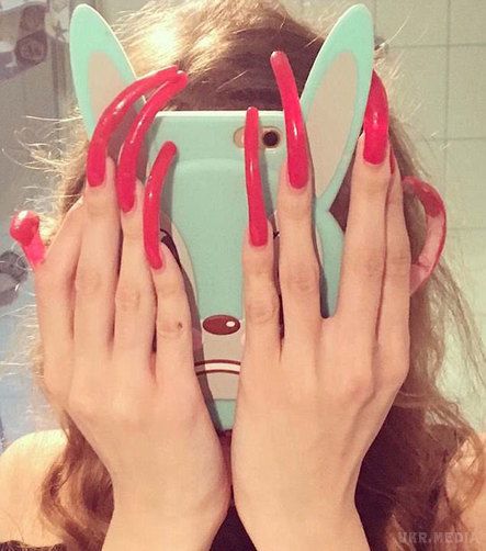Німецька школярка 3 роки не стригла нігті і дуже пишається результатом (фото). 16-річна Симона Тейлор живе в Німеччині. У 14 років дівчина вирішила, що пилка і манікюрні ножиці не потрібні їй зовсім, і перестала стригти нігті.
