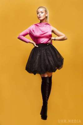 Карколомна Аліна Гросу забула вдягнути нижню білизну (фото).  Гросу сфотографувалася в рожевій шовковій топі з одним рукавом, коротенькій спідничці і ботфортах. 