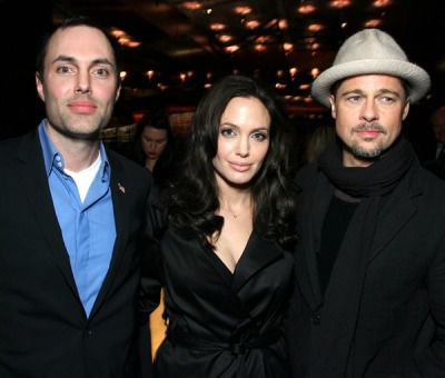 У ЗМІ з'явилася нова версія причини розлучення Джолі і Пітта. Згідно з новою версією пара розлучилася з-за брата актриси Джеймса Хейвена.