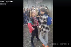 Подробиці побиття школярок в центрі Чернігова: нападникам-підліткам загрожує позбавлення волі(відео). ЗМІ повідомляють, що дівчаток побили за мобільний телефон. 