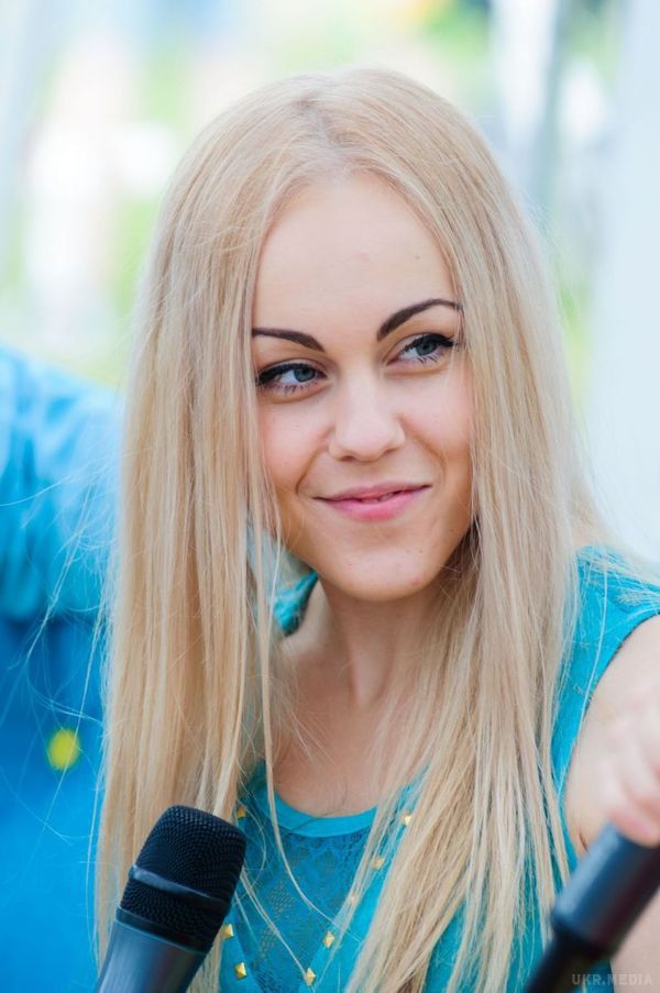Відома українська співачка вразила природною красою (фото). Alyosha без макіяжу виглядає як підліток.