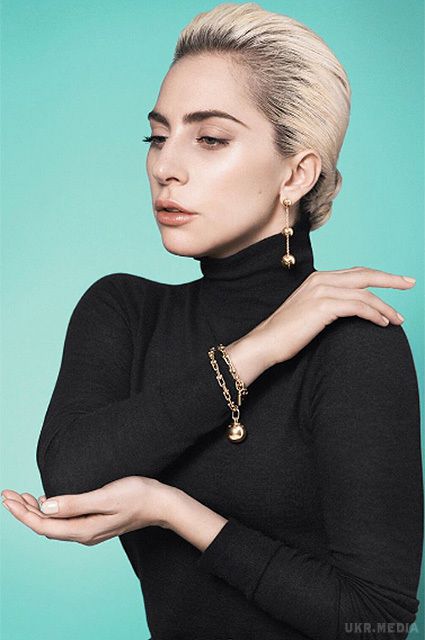У мережі з'явилися перші кадри з фотосесії Леді Гаги для Tiffany&Co. Близько місяця тому ювелірна кампанія з багатовіковою історією Tiffany&Co повідомила про новий амбассадоре - посланницею марки стала епатажна Леді Гага, яка постала в рекламному ролику в ретро-образі. 
