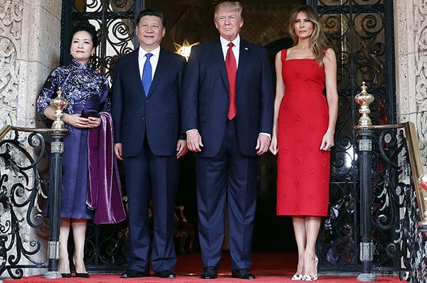 У ЗМІ обговорюють вбрання Меланії Трамп на зустрічі з китайським лідером. Після зустрічі з королем Йорданії президент США Дональд Трамп приймав у себе в маєтку Мар-а-Лаго китайського лідера голови Китайської народної республіки Сі Цзіньпіна, який прибув до Америки з офіційним візитом. 