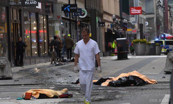 У Стокгольмі вантажівка врізалася у натовп людей, є загиблі (фото). В центрі Стокгольма на пішохідній торговельній вулиці Дроттнінггатан вантажівка врізалася в натовп людей. 