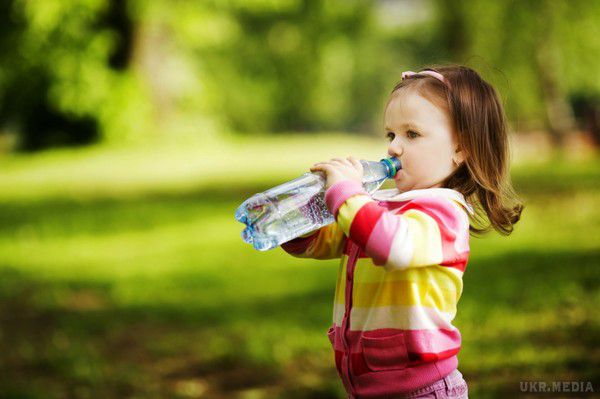  Скільки води потрібно пити дитині. Про те, скільки води повинен випивати доросла людина, пишуть і говорять чимало. А ти знаєш, яка добова норма води у дитини?