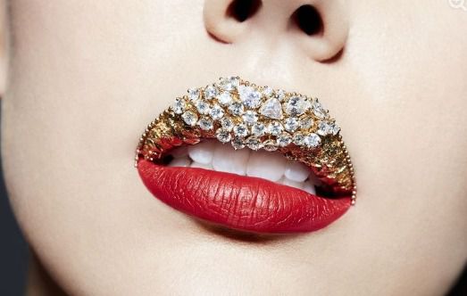 Український візажист найдорожче "нафарбувала" губи. Робота з використанням діамантів увійде в Книгу рекордів Гіннесса, як найдорожчий в історії макіяж губ.