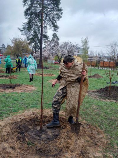 Посадила дерево для України. Савченко під дощем та у камуфляжі садить дерева (фото). Незважаючи на дощ, народний депутат Надія Савченко посадила кілька дерев.