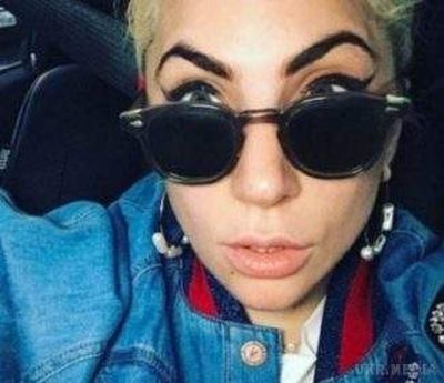 Леді Гага здивувала новим образом, шанувальники були просто вражені її перетворенням. Співачка Леді Гага послухала порад модних експертів, які вже довгий час розповідають жінкам і дівчатам про важливість макіяжу брів.