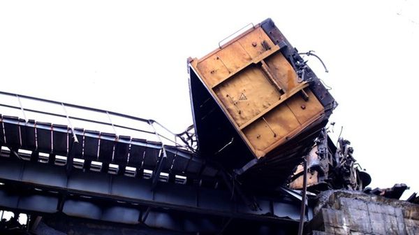 У Румунії зірвався з моста товарний потяг. Опубліковано фото і відео.