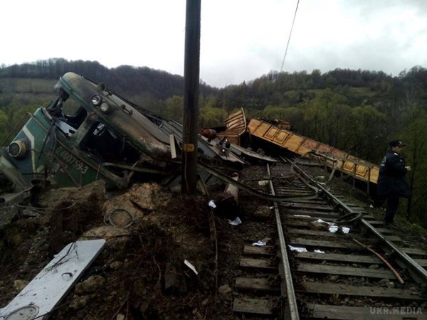 У Румунії зірвався з моста товарний потяг. Опубліковано фото і відео.
