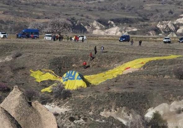 З'явилося відео з місця аварії повітряної кулі в Туреччині. 9 квітня в районі турецького міста Гереме розбилася повітряна куля з туристами.
