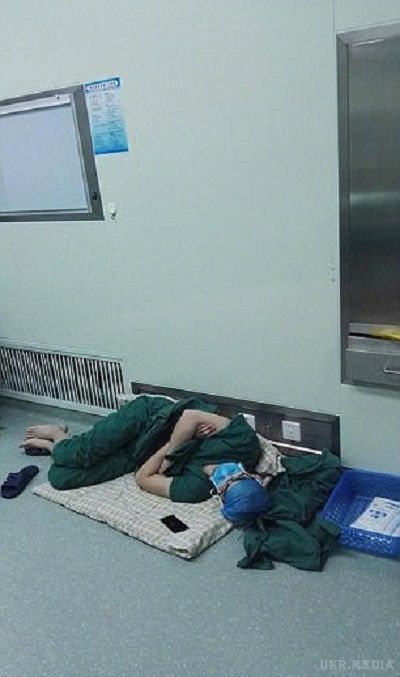 Цей лікар заснув на робочому місці, але, коли прокинувся, став героєм. І ось чому...(фото). Людина з великої літери.