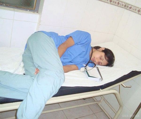 Цей лікар заснув на робочому місці, але, коли прокинувся, став героєм. І ось чому...(фото). Людина з великої літери.