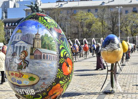 У Києві відкрився щорічний фестиваль писанок. У Київ е відбулося урочисте відкриття 7-го всеукраїнського фестивалю писанок та арт-перфомансу «585 художників», організатором якого щорічно виступає проект Folk Ukraine. 