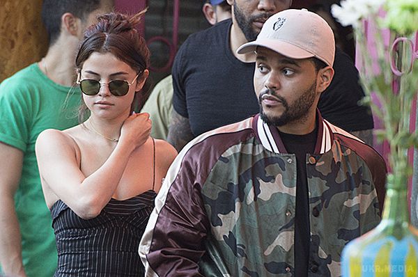 Селена Гомес і The Weeknd опублікували в Instagram перше спільне селфі. Селена Гомес і The Weeknd Селена Гомес і The Weeknd (Абель Тесфайе) вже давно не приховують своїх стосунків.