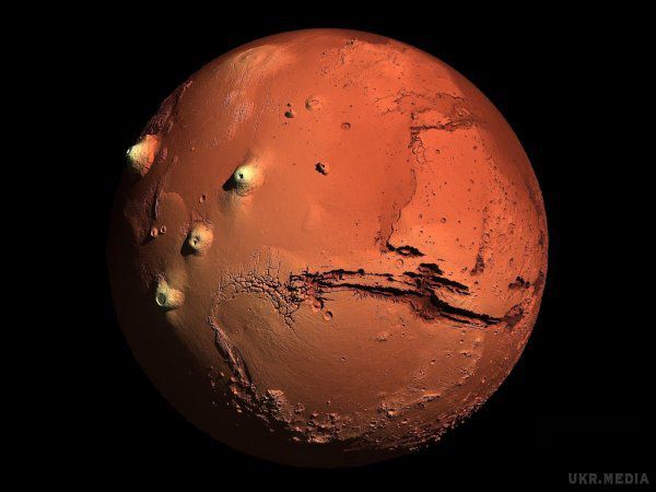 Вчені стривожені дивними кільцями на поверхні Марса. За словами фахівців, свої сліди на Червоній планеті міг залишити космічний сміття або великий астероїд.