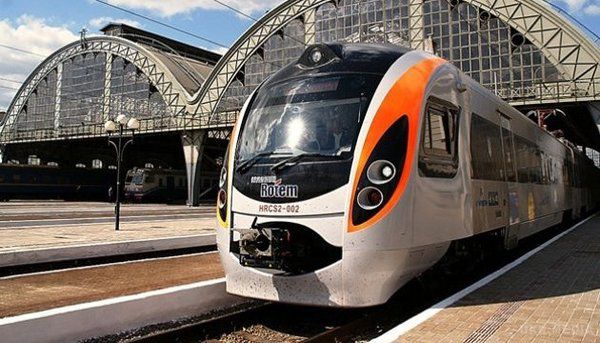 "Укрзалізниця" запустила додатковий потяг до Перемишля. Через надто великий попит між Києвом і польським Перемишлем на великодні свята запустять додатковий поїзд "Інтерсіті+".